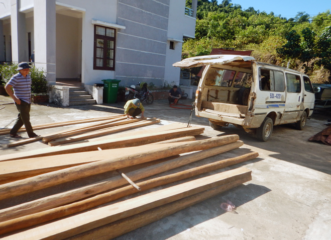 Xe ô tô và số gỗ lậu bị lực lượng Kiểm lâm VQG PN-KB thu giữ.