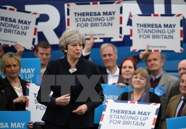 Thủ tướng Anh Theresa May gặp những người ủng hộ trong chiến dịch tranh cử ở Newcastle ngày 12-5. (Nguồn: AFP/TTXVN)