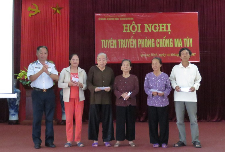 Đại diện Bộ Tư lệnh Cảnh sát biển tặng quà cho các gia đình chính sách