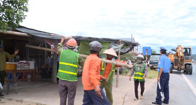 Các lực lượng chức năng kiểm tra những công trình vi phạm hành lang ATGT.