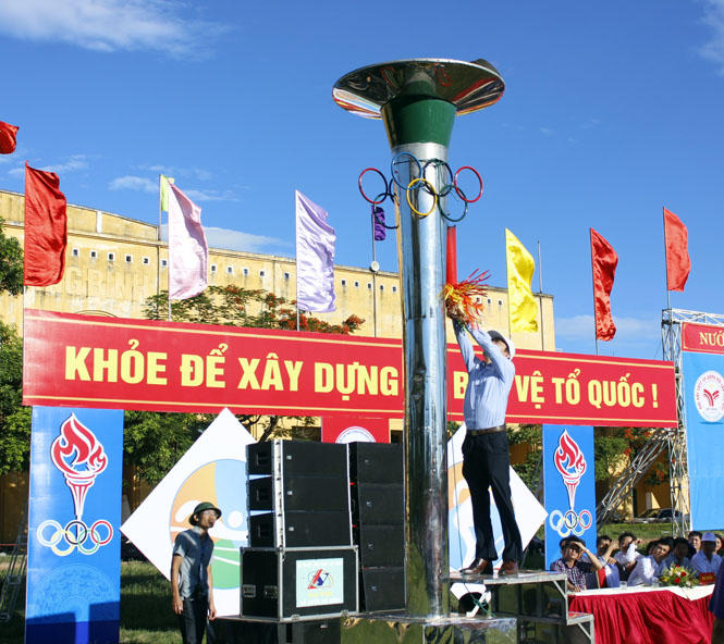 Đồng chí Hoàng Đình Thắng, Chủ tịch UBND thành phố đốt đuốc truyền thống tại khai mạc Đại hội TDTT TP lần thứ VIII