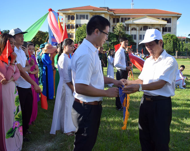 Đồng chí Lê Văn Phúc, UVTV Tỉnh ủy, Bí thư thành ủy trao tặng cờ lưu niệm cho các đơn vị tham gia Đại hội TDTT TP lần thứ VIII
