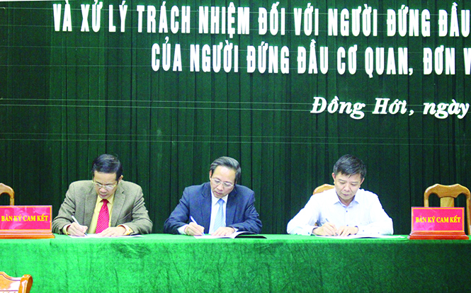 Các đồng chí trong Thường trực Tỉnh ủy ký cam kết thực hiện Quy định 01 của Ban Thường vụ Tỉnh ủy.