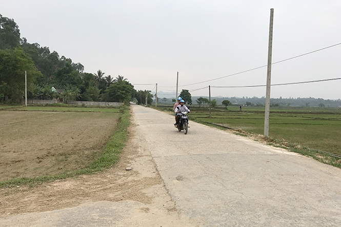Nhiều tuyến đường giao thông nông thôn ở xã Quảng Lưu được bê tông hóa kiên cố.