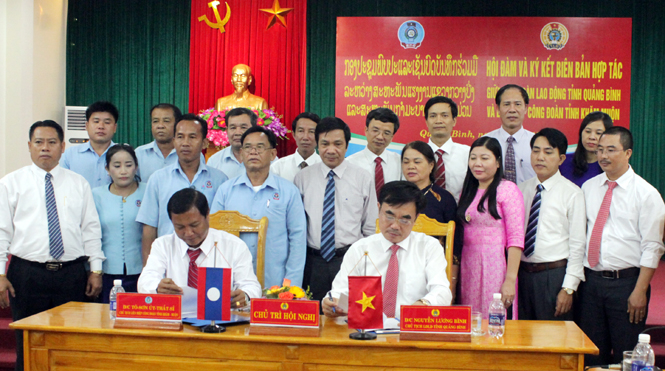  Đồng chí Nguyễn Công Huấn, Uỷ viên Ban Thường vụ Tỉnh ủy, Trưởng ban Dân vận Tỉnh ủy chứng kiến lễ ký kết biên bản ghi nhớ hợp tác giữa LĐLĐ tỉnh và Liên hiệp Công đoàn tỉnh Khăm Muộn (Lào)