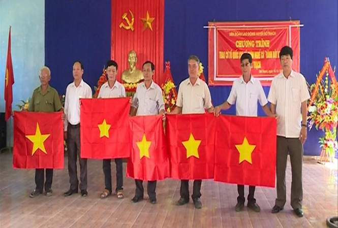 LĐLĐ huyện Bố Trạch trao cờ Tổ quốc cho các tổ đoàn nghề cá đánh bắt xa bờ xã Đức Trạch.