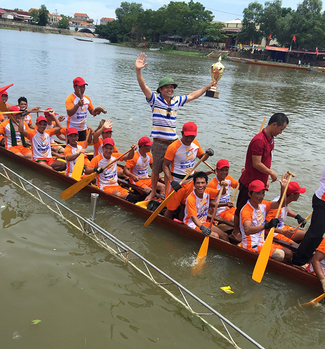 Đội đò bơi của xã Mỹ Thủy tham gia lễ hội đua thuyền truyền thống trên sông Kiến Giang.
