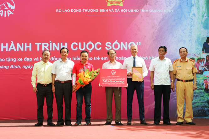 Đại diện lãnh đạo Công ty Bảo hiểm Nhân thọ AIA Việt Nam trao phần quà “Hành trình cuộc sống” cho Quỹ Bảo trợ trẻ em tỉnh