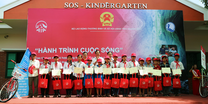 Nhiều em học sinh có hoàn cảnh khó khăn được tặng xe đạp tiếp sức đến trường