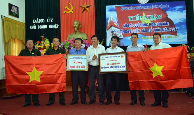 Đại diện lãnh đạo và Hội CCB Khối Doanh nghiệp tiếp nhận cờ Tổ quốc từ các đơn vị trong khối.