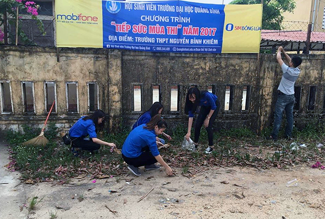Các tình nguyện viên dọn dẹp vệ sinh trước và sau mỗi buổi thi tại Trường THPT Nguyễn Bỉnh Khiêm