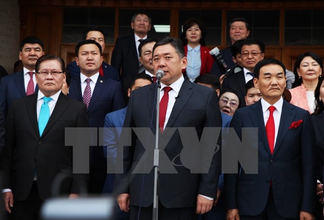 Ứng viên Tổng thống Miyegombo Enkhbold (giữa, trước) trong cuộc họp Ulan Bator ngày 26-6. (Nguồn: THX/TTXVN)