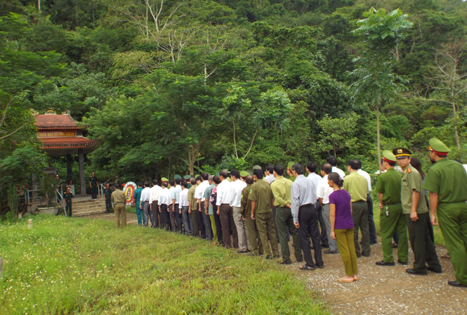Cán bộ, nhân dân và LLVT huyện Tuyên Hóa dâng hương tưởng niệm tại Khu di tích lịch sử Quốc gia Hang Lèn Hà.