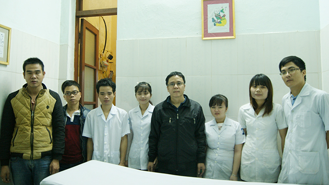 Các nhân viên tại cơ sở xoa bóp của Hội Người mù TP. Đồng Hới.