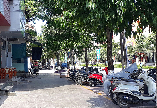 Một đoạn vỉa hè trên đường Trần Hưng Đạo thông thoáng sau chiến dịch “giải cứu”.