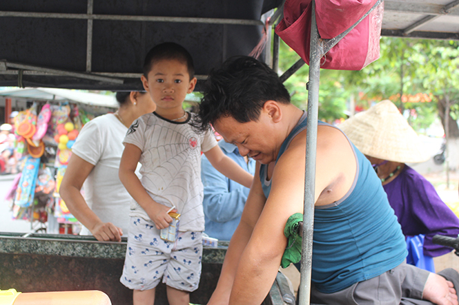  Bé Lê Bình An, niềm hạnh phúc vô cùng to lớn của đôi vợ chồng tàn tật Vũ- Hà.