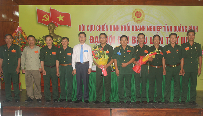 Đại diện Đảng ủy Khối Doanh nghiệp và Hội CCB tỉnh tặng hoa chúc mừng Ban Chấp hành Hội CCB Khối Doanh nghiệp nhiệm kỳ 2017-2022.