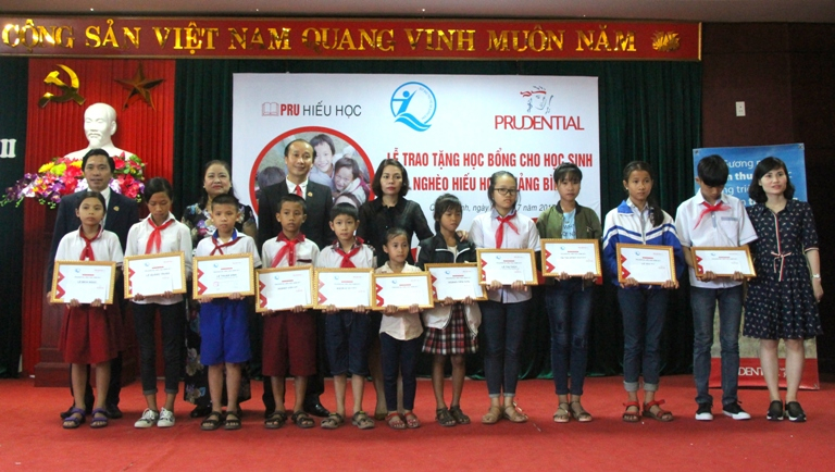  Đại diện Công ty Prudential và Quỹ bảo trợ trẻ em tỉnh trao học bổng cho các em học sinh