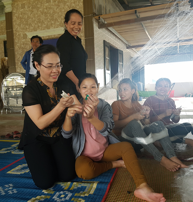 Thành viên của Tổ hợp tác đan lưới thôn Cồn Sẻ đều là những chị em có kinh nghiệm, tâm huyết với nghề đan lưới.
