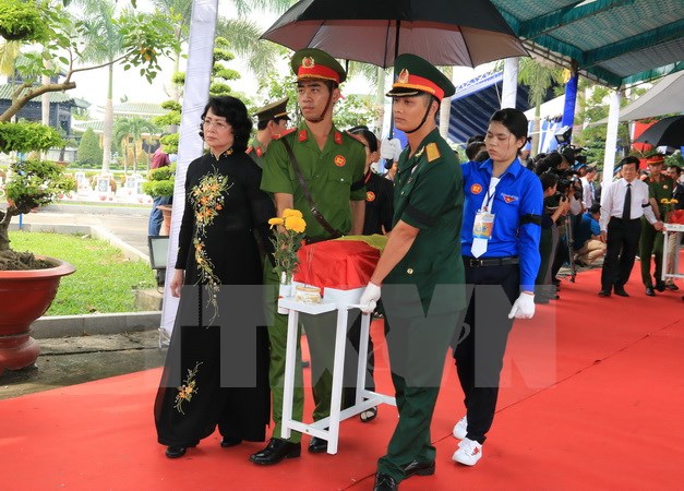 Phó Chủ tịch nước Đặng Thị Ngọc Thịnh tiễn đưa hài cốt liệt sỹ đến nơi an táng. (Ảnh: Sỹ Tuyên/TTXVN)