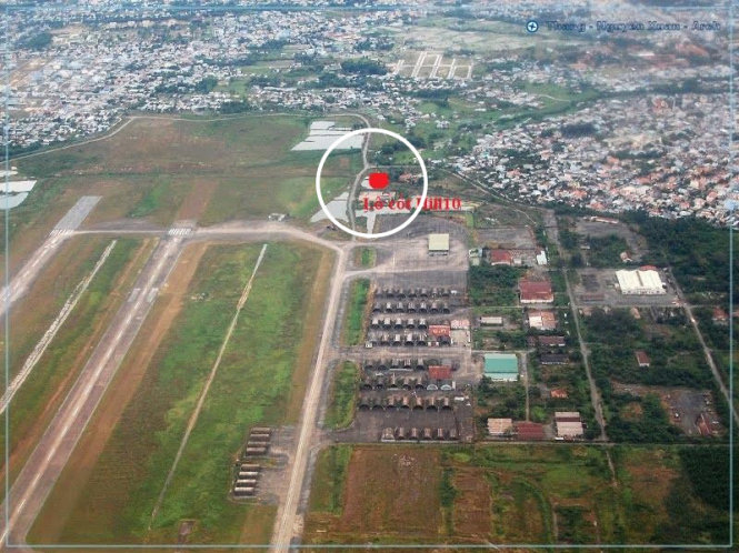 Bức không ảnh về các hố chôn liệt sĩ ở sân bay Biên Hòa năm 1968 được KTS Nguyễn Xuân Thắng treo trên mạng www.panoramio.com suốt 10 năm. Vị trí khoanh tròn là hố chôn tập thể