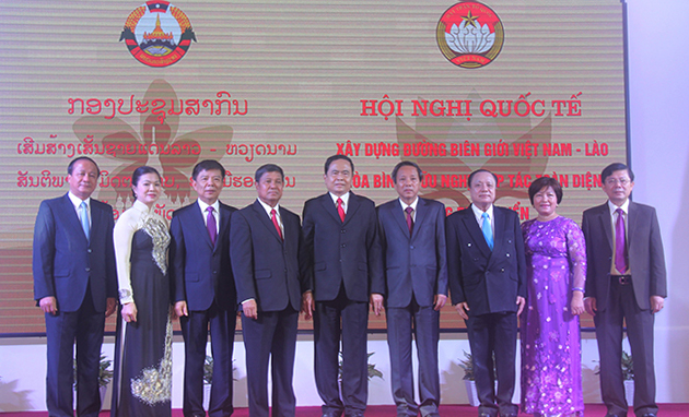 Các đại biểu chụp ảnh lưu niệm.