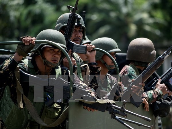 Binh sỹ Philippines tuần tra trên một tuyến phố ở Marawi, ngày 10-6. (Nguồn: AFP/TTXVN)