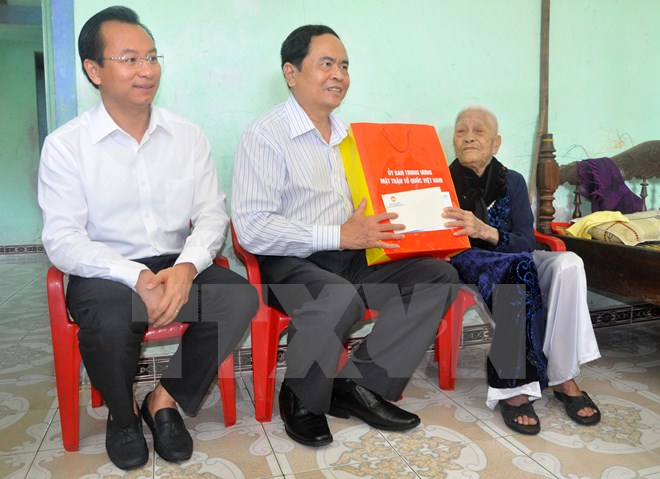  Chủ tịch Ủy ban Trung ương Mặt trận Tổ quốc Việt Nam Trần Thanh Mẫn (giữa) tặng quà Bà mẹ Việt Nam Anh hùng Trần Thị Bé. (Ảnh: Đinh Văn Nhiều/TTXVN)