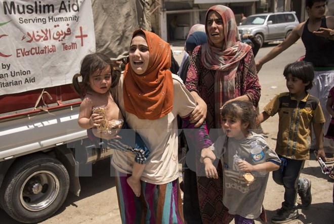 Người dân Iraq trở về Mosul sau khi quân đội Chính phủ giành quyền kiểm soát thành phố này từ tay IS ngày 8-7. (Nguồn: AFP/TTXVN)