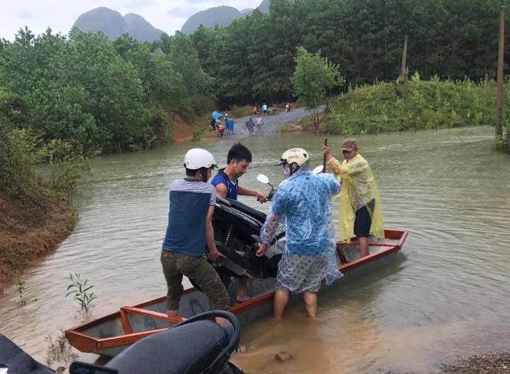 Người dân phải dùng thuyền để di chuyển