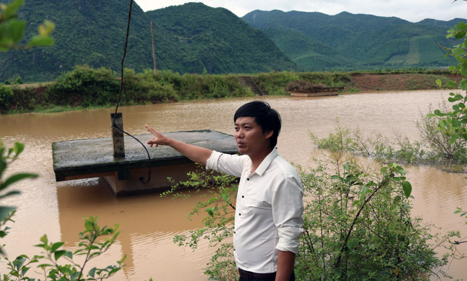 Một trạm bơm ở xã Đức Hoá bị ngập sâu trong nước lũ.
