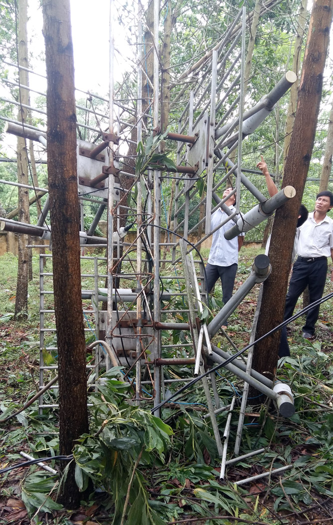 Cột thu phát sóng Trạm phát lại truyền hình xã Hương Hoá, huyện Tuyên Hoá bị gãy đổ do bão lũ.
