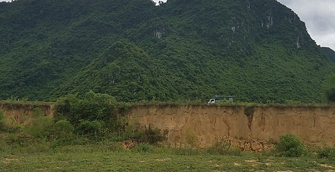 Nếu không có giải pháp tích cực, chỉ sau vài năm nữa mép sông sẽ vào sát mép đường Hồ Chí Minh.