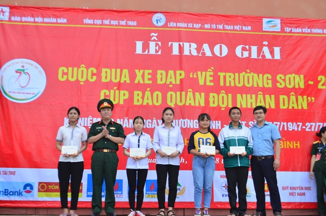 BTC trao học bổng cho các học sinh có hoàn cảnh khó khăn 