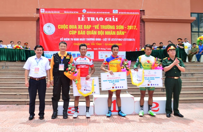 BTC trao giải nhất, nhì, ba của chặng 4 (thành phố Hà Tĩnh – thành phố Đồng Hới)