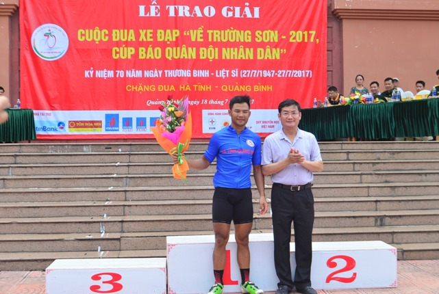 Đ/c Trần Tiến Dũng, TUV, Phó Chủ tịch UBND tỉnh trao danh hiệu Áo xanh cho VĐV Lê Nguyệt Minh (đội Anh văn Hội Việt Mỹ).