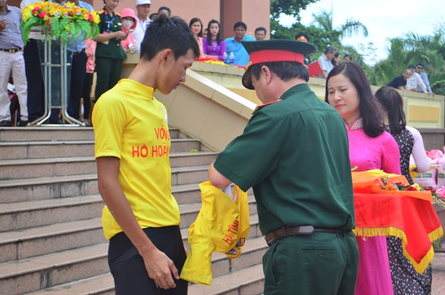 Đ/c Phùng Kim Lân, Phó Tổng biên tập Báo QĐND trao Áo vàng cho VĐV Nguyễn Cường Khang (đội Trẻ thành phố Hồ Chí Minh)