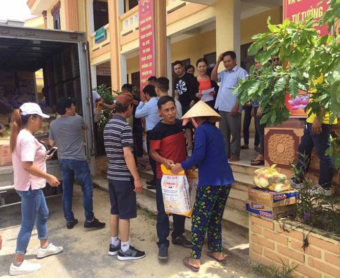 Trao quà cho người nghèo trên địa bàn xã Hiền Ninh