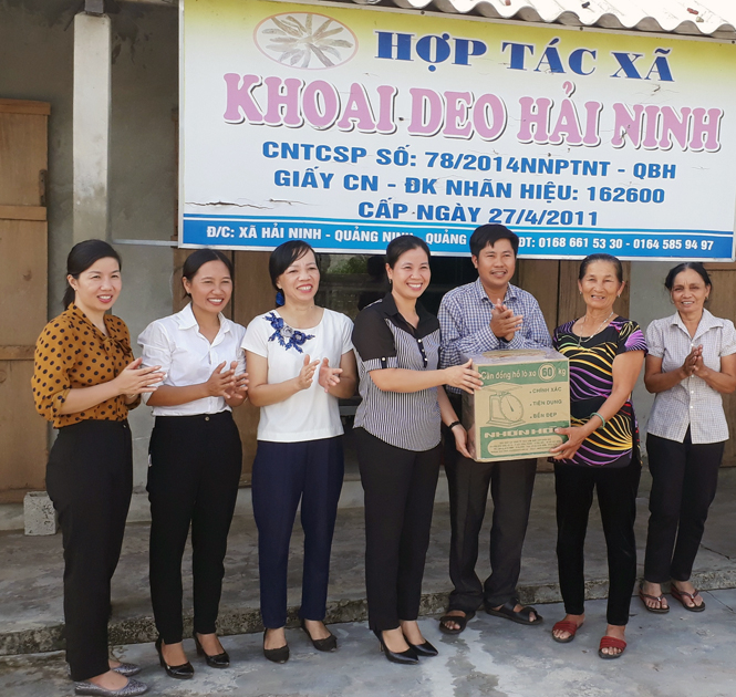 Đại diện lãnh đạo Hội LHPN tỉnh bàn giao máy móc, dụng cụ hỗ trợ sản xuất cho Hợp tác xã khoai deo Hải Ninh.