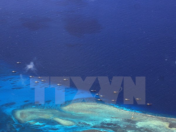 Tàu đánh cá Trung Quốc neo đậu tại bãi đá ngầm Chữ Thập ngày 17-7-2012. (Nguồn: AFP/TTXVN)