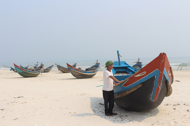 Ngư dân các xã vùng bãi ngang huyện Lệ Thủy chủ động đưa bơ nan lên bờ phòng tránh bão.