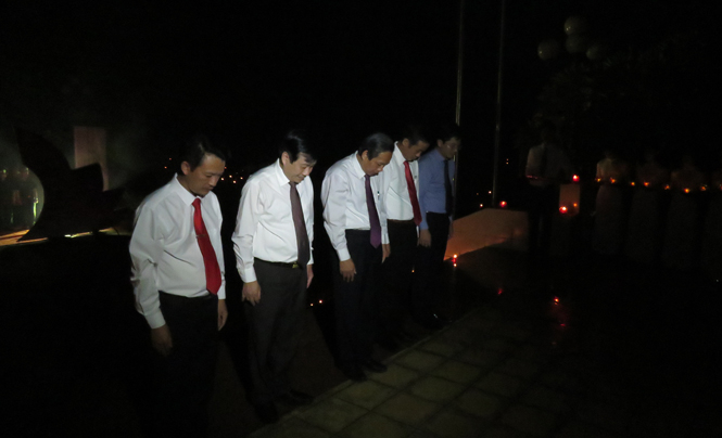 Đoàn đại biểu Tỉnh ủy, Thường trực HĐND, UBND, đoàn ĐBQH, UBMTTQ Việt Nam tỉnh tưởng niệm các anh hùng liệt sỹ.