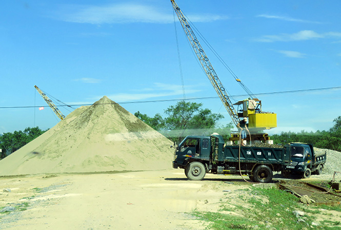 Một điểm tập kết cát khai thác trên sông Long Đại.
