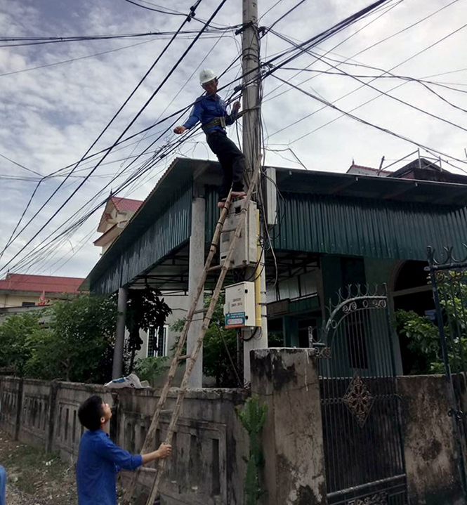 Lực lượng đoàn viên thanh niên tham gia “Thắp sáng tuyến phố văn minh” tại phường Bắc Lý (TP. Đồng Hới).