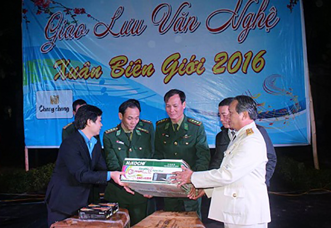 Hội CCB và Đoàn Thanh niên Khối các cơ quan tỉnh thăm, tặng quà cho cán bộ chiến sĩ Đồn Biên phòng Cà Roòng.