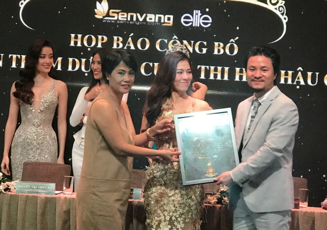 Bà Thúy Nga (trái, công ty Elite Việt Nam) và bà Kim Dung, ông Hoàng Nhật Nam ký kết hợp tác vào sáng 17-8 - Ảnh: Q.N.