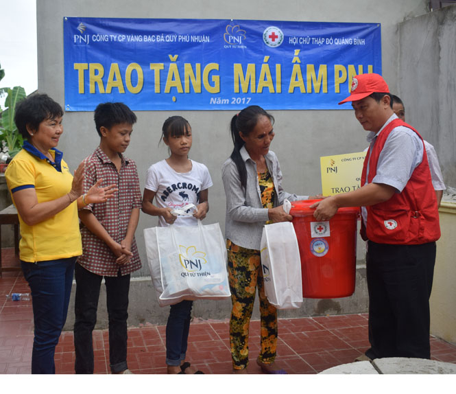 Đại diện Quỹ Từ Thiện PNJ cùng Hội Chữ Thập Đỏ tỉnh bàn giao Mái Ấm PNJ cho gia đình ông Đinh Xuân Phùng, ở thôn Hợp Hoà, xã Quảng Hòa (Ba Đồn).