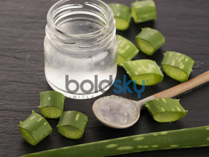 Nước ép lô hội: Khi cơ thể bạn có nhiều axit acidic, cách tốt nhất để đưa nó trở lại bình thường là uống nước lô hội. Bạn có thể lấy nước chiết xuất từ lá lô hội và hoà với nước để uống.