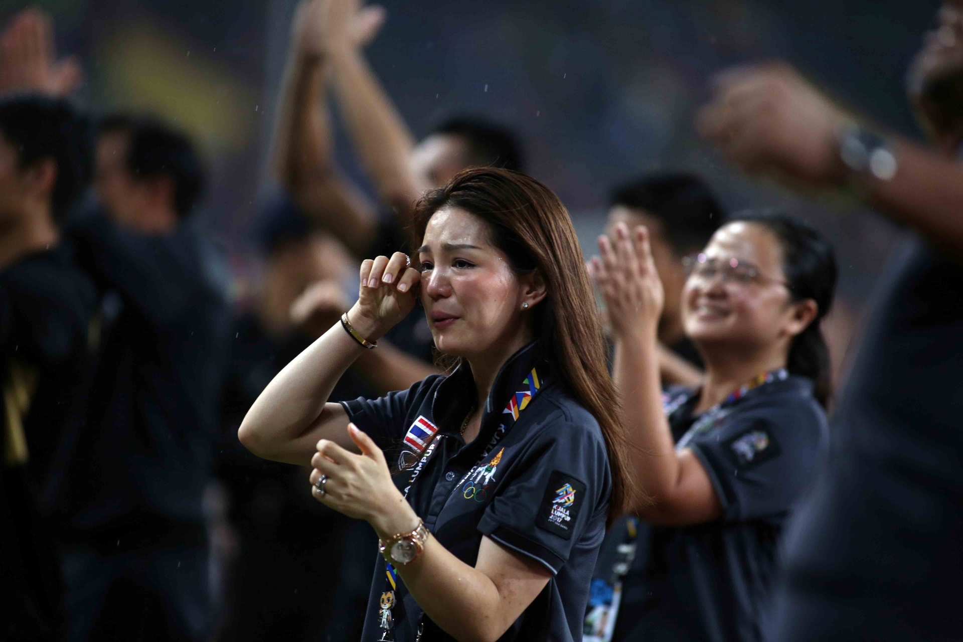 Bà Watanya Wongopasi - trưởng đoàn bóng đá Thái tại SEA Games 29 bật khóc sau khi đội nhà đoạt chức vô địch SEA Games 29. Ảnh: NGUYÊN KHÔI