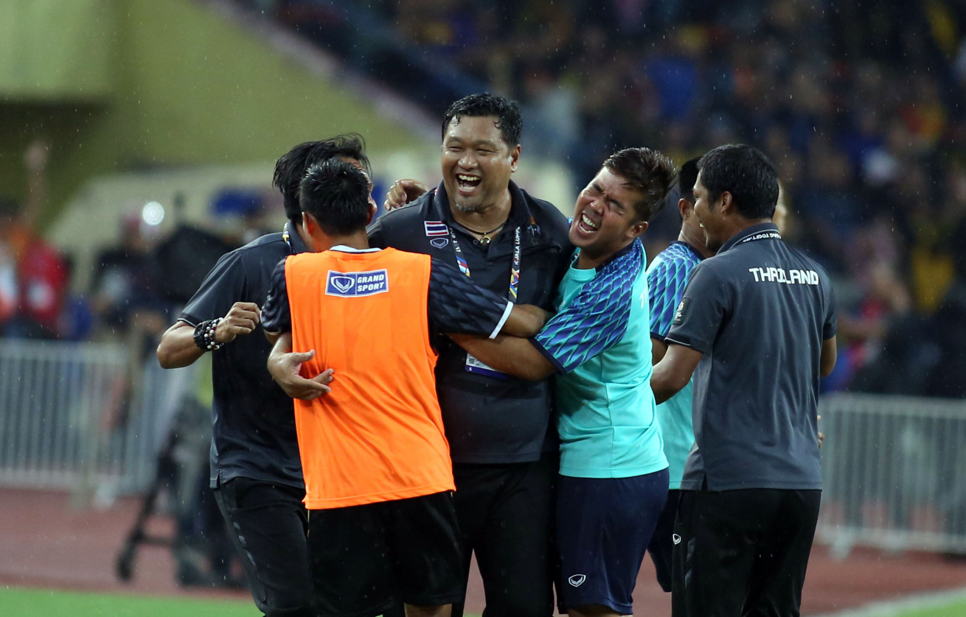 Niềm vui của HLV Worrawoot Srimaka sau trận thắng U-22 Malaysia. Ảnh: NGUYÊN KHÔI